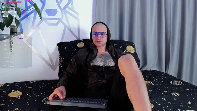 Snapshot of Aron-santoro chatting on 12.28.24 Aron-santoro online show from 12.28.24