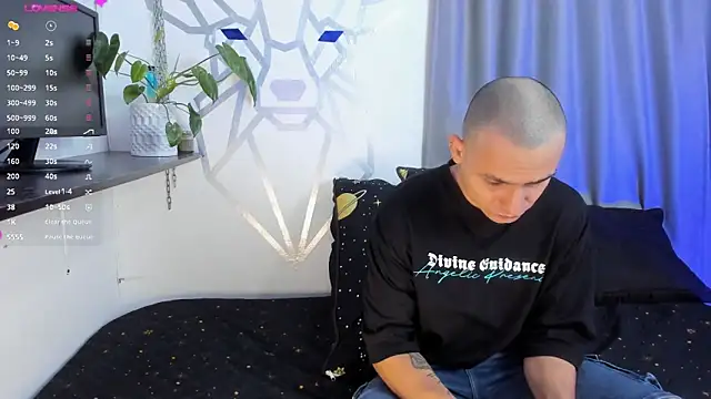 Snapshot of Aron-santoro chatting on 01.15.25 Aron-santoro online show from 01.15.25