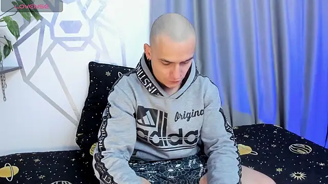 Snapshot of Aron-santoro chatting on 01.20.25 Aron-santoro online show from 01.20.25