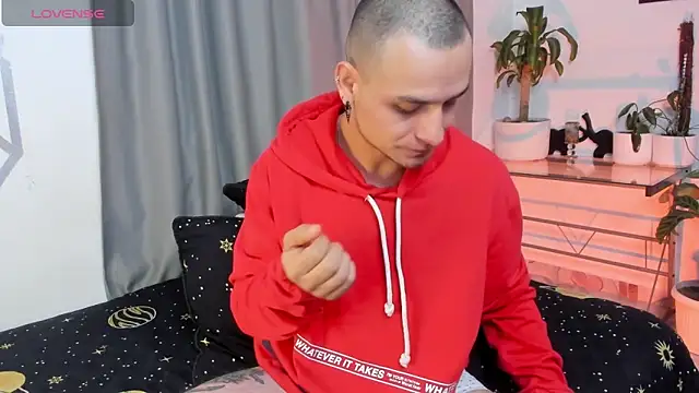 Snapshot of Aron-santoro chatting on 02.12.25 Aron-santoro online show from 02.12.25