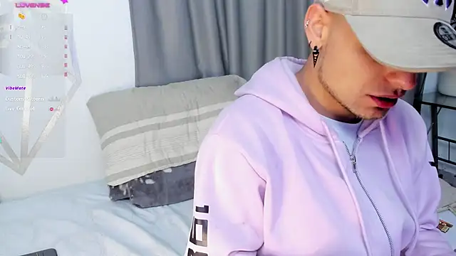 Snapshot of Aron-santoro chatting on 02.17.25 Aron-santoro online show from 02.17.25