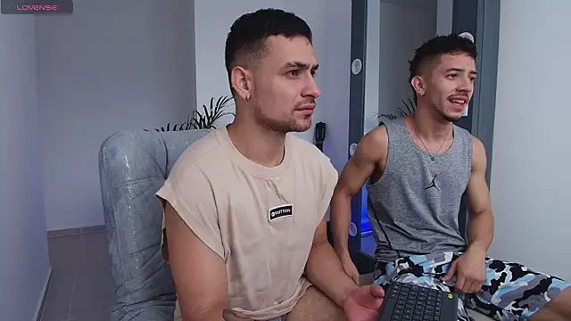 Snapshot of Aron-santoro chatting on 10.29.25 Aron-santoro online show from 10.29.25