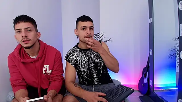 Snapshot of Aron-santoro chatting on 11.14.25 Aron-santoro online show from 11.14.25