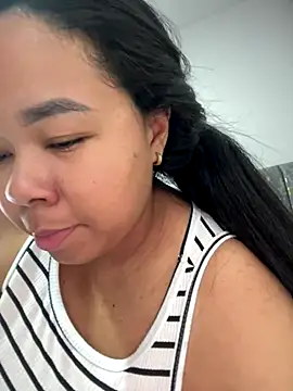 Snapshot of XMara chatting on 11.05.25 XMara online show from 11.05.25