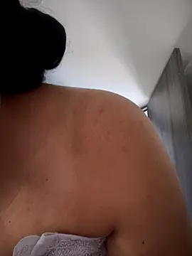 Snapshot of XMara chatting on 11.19.25 XMara online show from 11.19.25