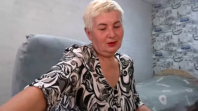 Snapshot of NicoleOlla chatting on 09.29.25 NicoleOlla online show from 09.29.25