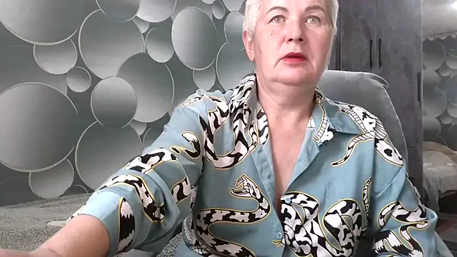 Snapshot of NicoleOlla chatting on 10.04.25 NicoleOlla online show from 10.04.25