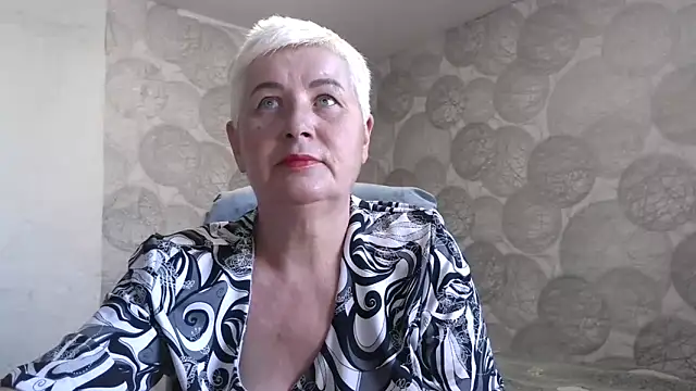 Snapshot of NicoleOlla chatting on 10.17.25 NicoleOlla online show from 10.17.25