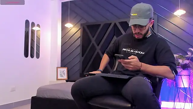 Liam Kleiin online show from 10.04.25