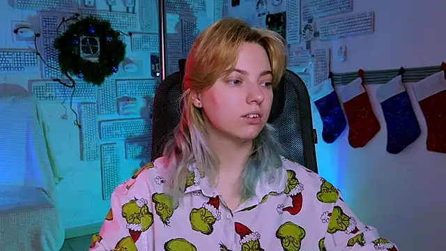 Snapshot of RocKStone_ chatting on 12.17.25 RocKStone online show from 12.17.25