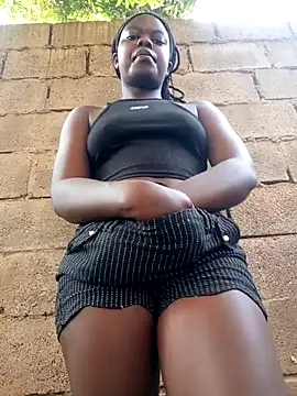 Snapshot of Sarie_sho chatting on 10.25.25 Sarie sho online show from 10.25.25