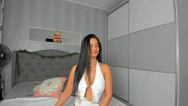 Snapshot of _adelle chatting on 01.04.25 adelle online show from 01.04.25