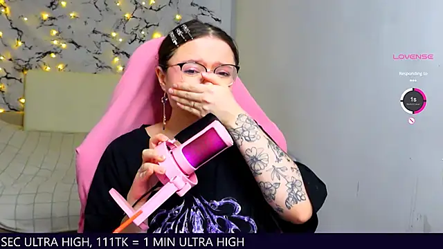 Snapshot of me__hanna chatting on 03.04.25 me hanna online show from 03.04.25