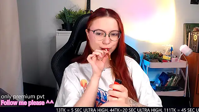 Snapshot of me__hanna chatting on 10.02.25 me hanna online show from 10.02.25