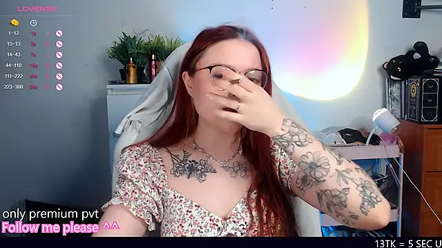 Snapshot of me__hanna chatting on 10.22.25 me hanna online show from 10.22.25