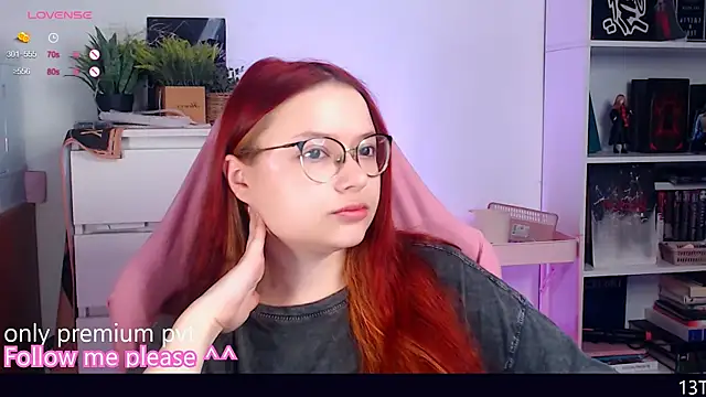 Snapshot of me__hanna chatting on 11.11.25 me hanna online show from 11.11.25