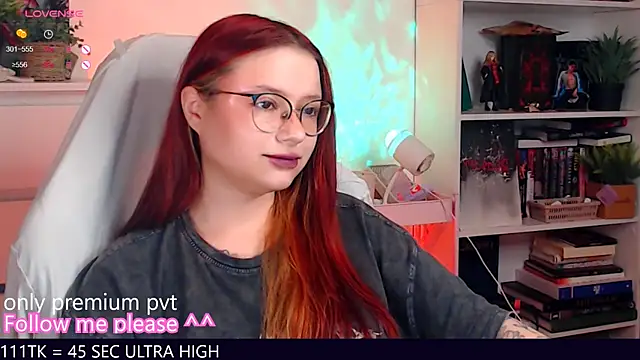 Snapshot of me__hanna chatting on 11.18.25 me hanna online show from 11.18.25