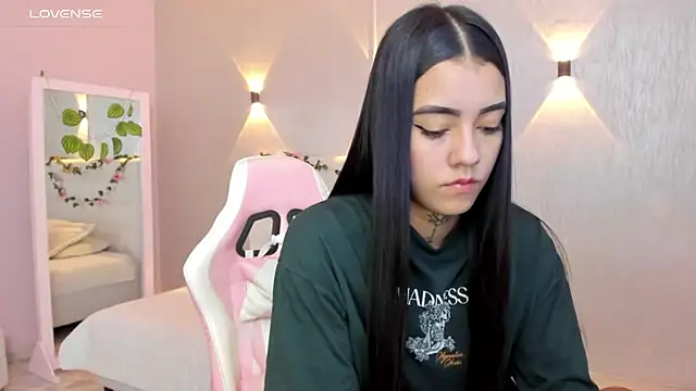 miagomezweb1 online show from 02.15.25