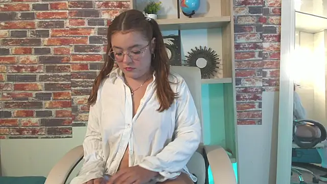 Snapshot of maddy066 chatting on 11.19.25 maddy066 online show from 11.19.25