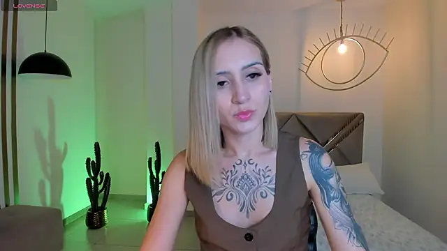 Snapshot of MollySundersX chatting on 02.03.26 MollySundersX online show from 02.03.26