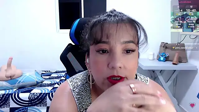 Snapshot of mom_hot__ chatting on 04.27.26 mom hot online show from 04.27.26