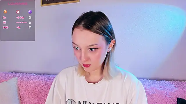 Snapshot of CrystalRey chatting on 11.04.25 CrystalRey online show from 11.04.25