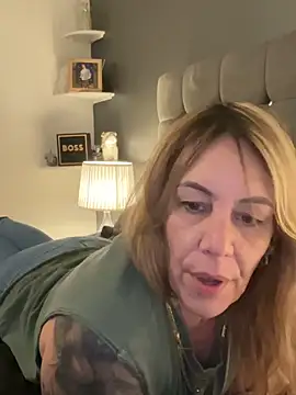 Snapshot of blondebitch2 chatting on 01.21.25 blondebitch2 online show from 01.21.25