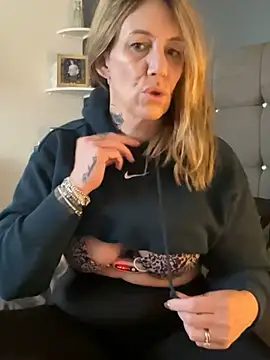 Snapshot of blondebitch2 chatting on 01.31.25 blondebitch2 online show from 01.31.25