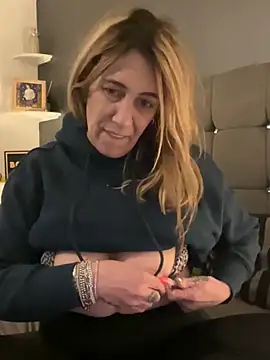 Snapshot of blondebitch2 chatting on 01.31.25 blondebitch2 online show from 01.31.25