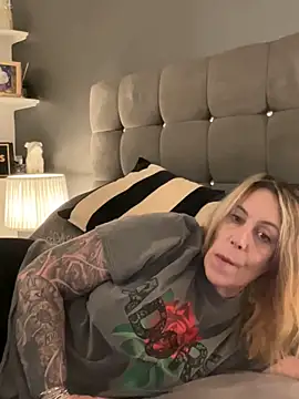 Snapshot of blondebitch2 chatting on 02.02.25 blondebitch2 online show from 02.02.25