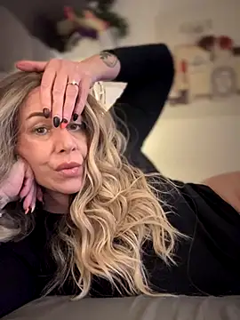 Snapshot of blondebitch2 chatting on 11.10.25 blondebitch2 online show from 11.10.25