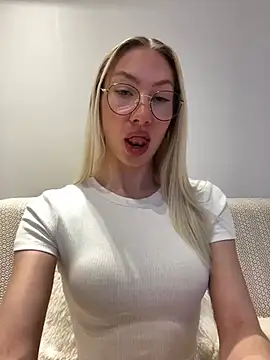 LuisaBecker online show from 02.26.25