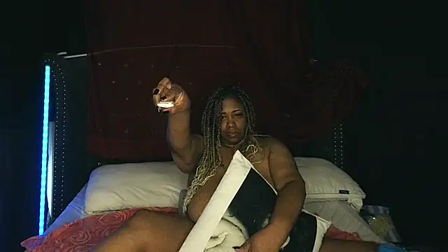 Snapshot of msyvette1970@xh chatting on 10.26.25 msyvette1970xh online show from 10.26.25