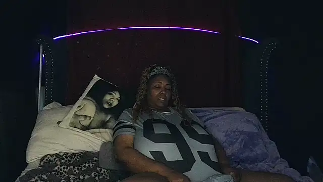 Snapshot of msyvette1970@xh chatting on 11.30.25 msyvette1970xh online show from 11.30.25