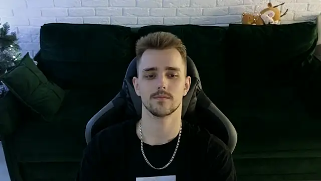 Snapshot of Larstar01 chatting on 12.25.24 Larstar01 online show from 12.25.24