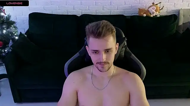 Snapshot of Larstar01 chatting on 12.28.24 Larstar01 online show from 12.28.24