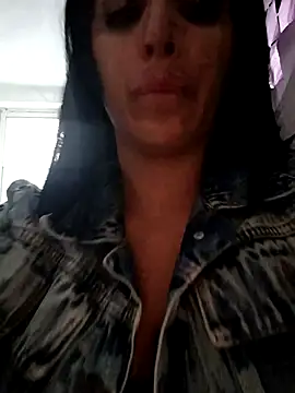 Snapshot of tiffani__love chatting on 11.28.25 tiffani love online show from 11.28.25