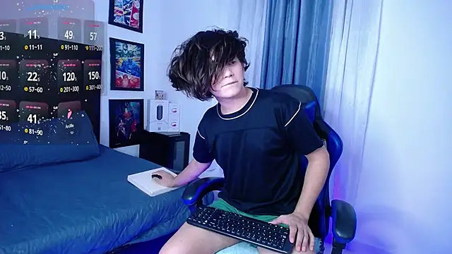 Snapshot of andyboy- chatting on 10.01.25 andyboy- online show from 10.01.25