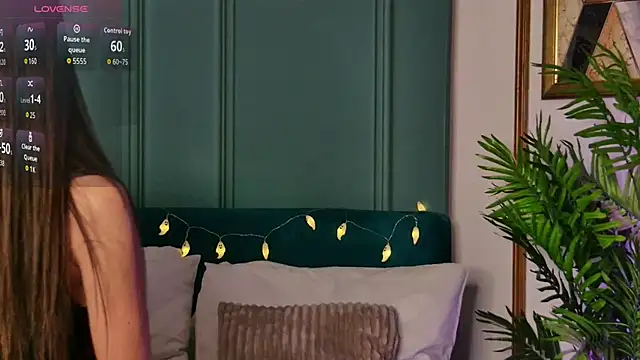 Snapshot of LunaWills_ chatting on 10.25.25 LunaWills online show from 10.25.25