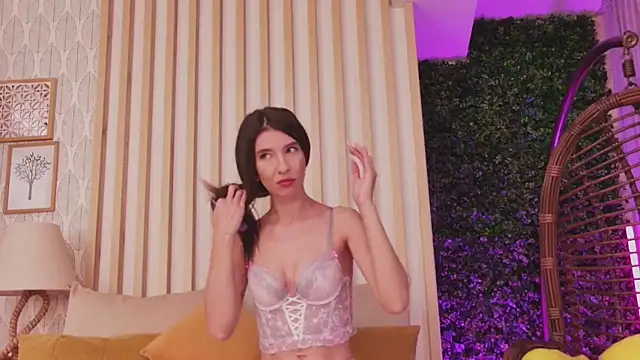 Snapshot of LunaWills_ chatting on 11.04.25 LunaWills online show from 11.04.25