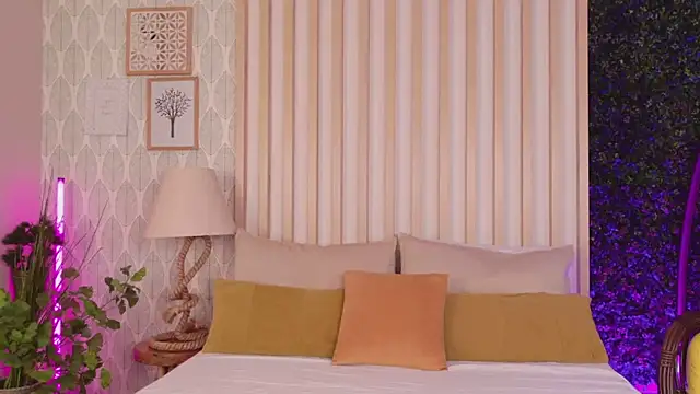 Snapshot of LunaWills_ chatting on 11.09.25 LunaWills online show from 11.09.25