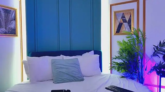 Snapshot of LunaWills_ chatting on 11.14.25 LunaWills online show from 11.14.25