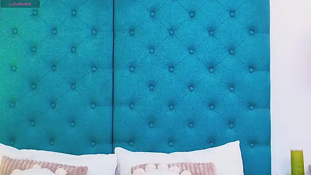 Snapshot of LunaWills_ chatting on 11.26.25 LunaWills online show from 11.26.25