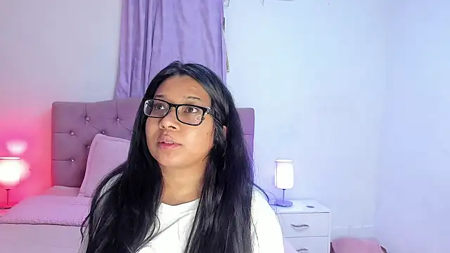 Snapshot of Latinabombsheell chatting on 09.17.25 Latinabombsheell online show from 09.17.25