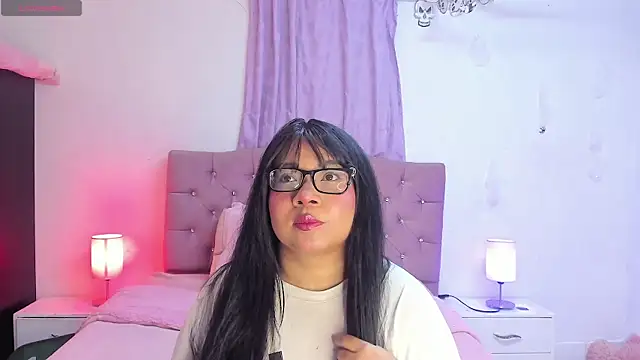 Snapshot of Latinabombsheell chatting on 10.07.25 Latinabombsheell online show from 10.07.25