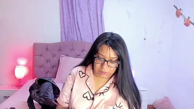 Snapshot of Latinabombsheell chatting on 10.16.25 Latinabombsheell online show from 10.16.25