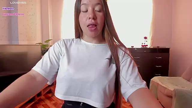 Snapshot of Simply_Zoe__ chatting on 02.26.25 Simply Zoe online show from 02.26.25
