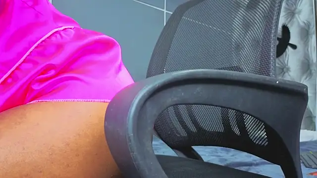 Snapshot of Hilary-banks chatting on 10.24.25 Hilary-banks online show from 10.24.25