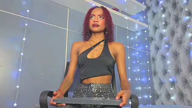 Snapshot of Hilary-banks chatting on 11.30.25 Hilary-banks online show from 11.30.25