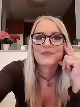 Snapshot of kikkastar chatting on 12.03.24 kikkastar online show from 12.03.24